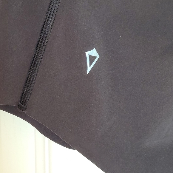 IVIVVA Lazer Cut Tank Top - Picture 3 of 8